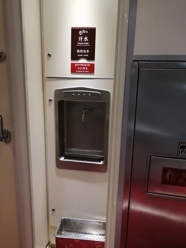 画像: 給湯口も各車両に1つ設置。中国語で「開水」は熱湯の意味。お湯がでます。