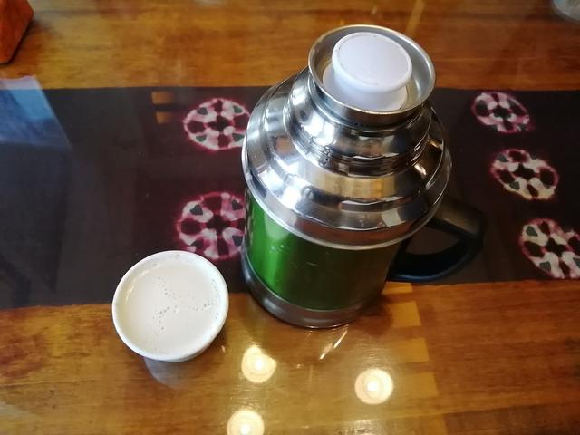 画像: チベット名物のバター茶。ヤクの乳から作られる。少し塩辛いが現地で飲むとおいしい。熱いうちに飲むのがコツ。