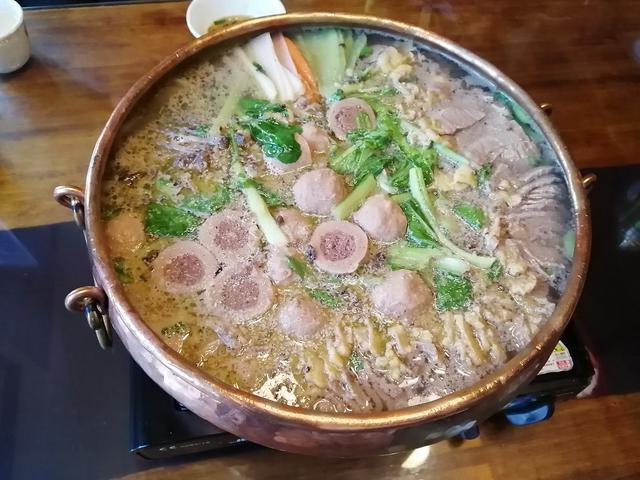 画像: チベットの代表的な寄せ鍋のギャコック鍋。ヤクの油がたっぷりと溶け込んだスープは優しい味で疲れた体を蘇らせてくれる。
