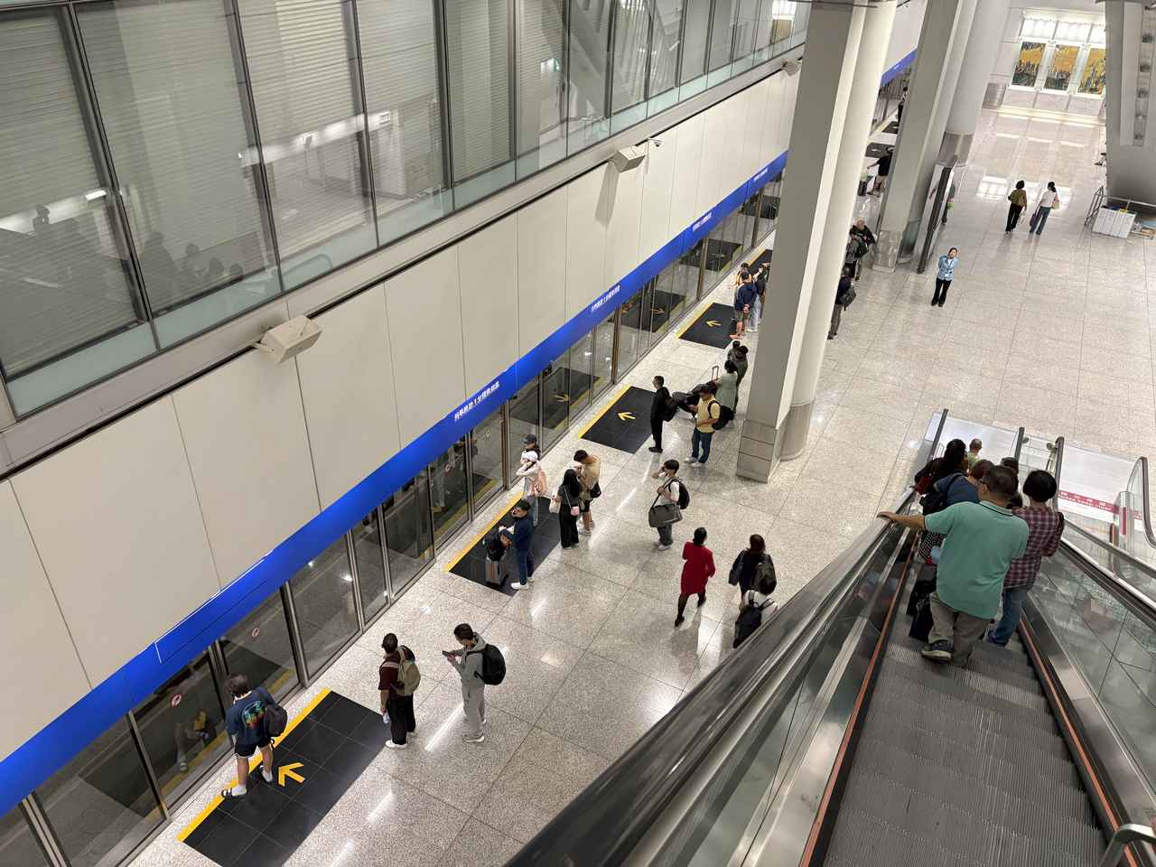 画像: エスカレーターを下ると電車のホーム(イメージ)