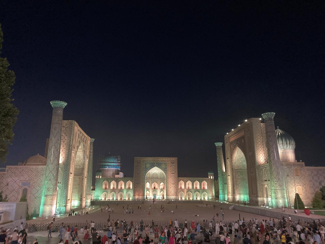 画像: ライトアップされたレギスタン広場／添乗員撮影