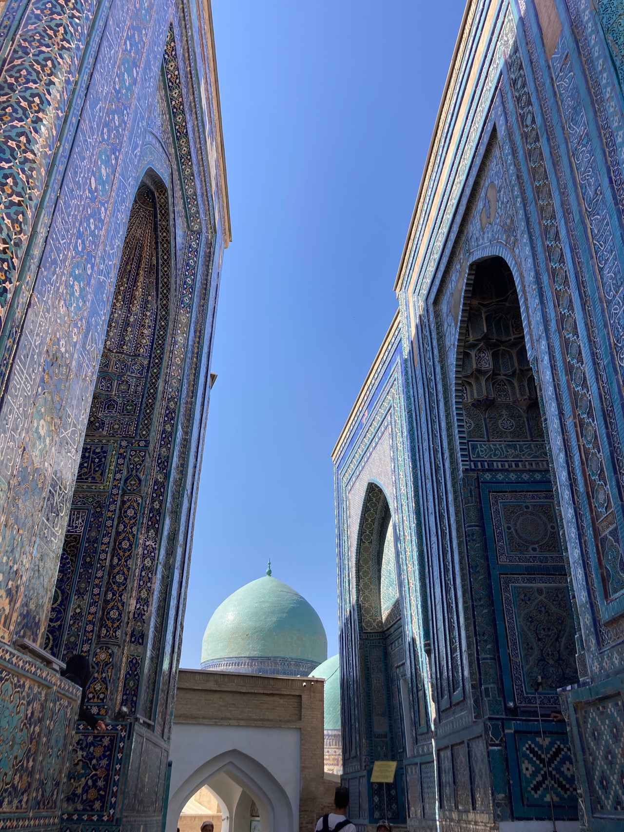 画像: シャーヒ・ズィンダ廟群の参道／添乗員撮影