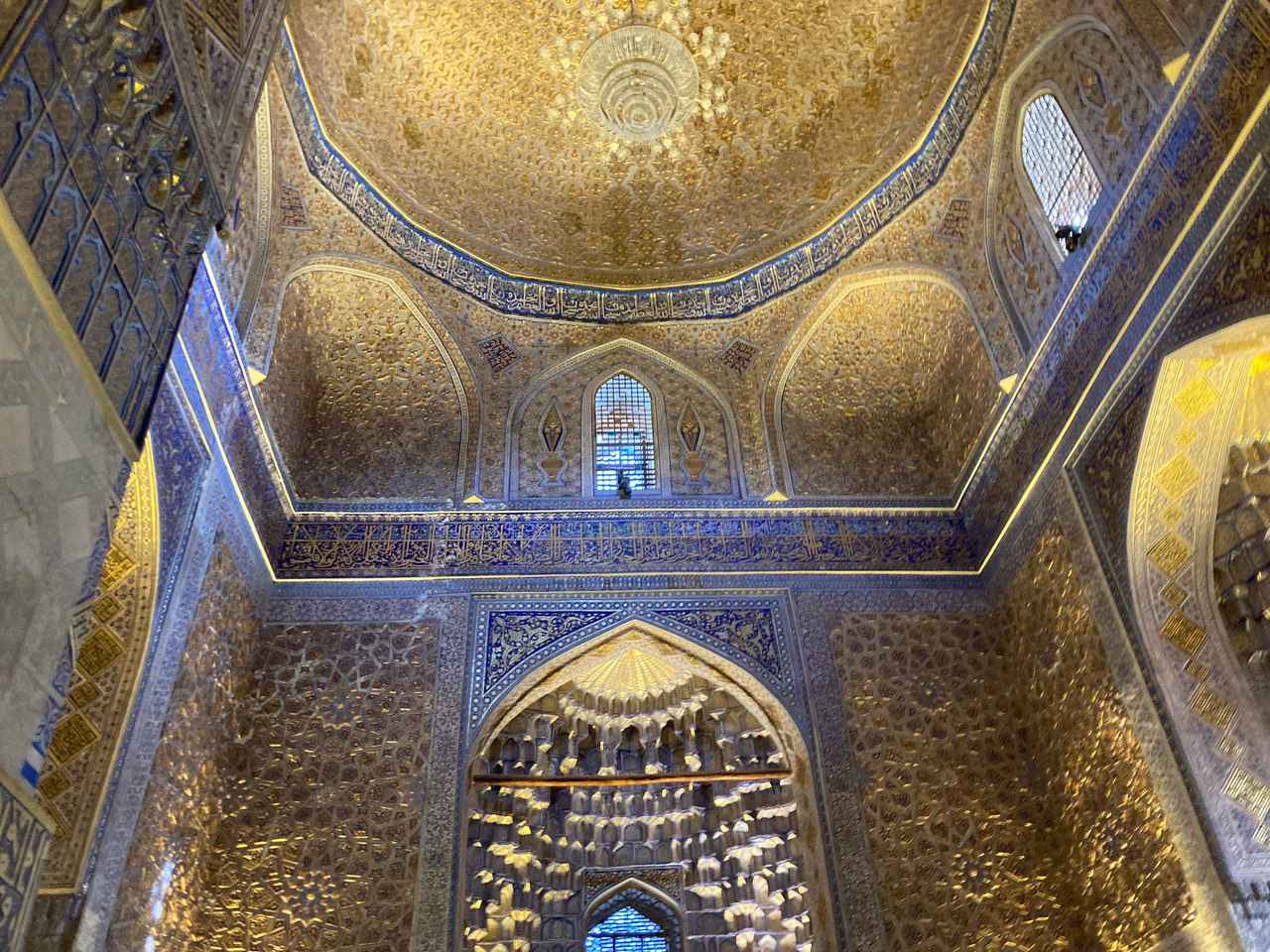 画像: グーリ・アミール廟の内部／添乗員撮影