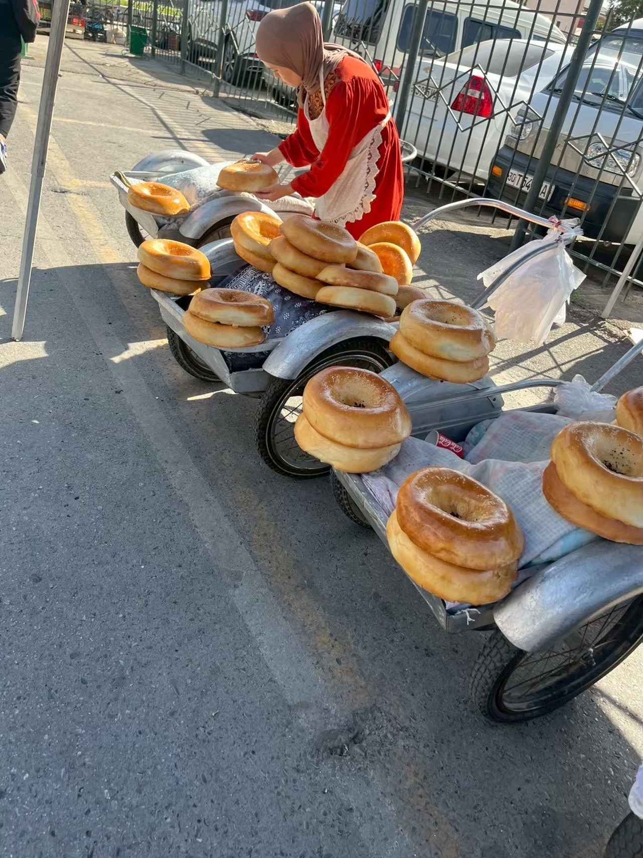 画像: ウズベキスタン独特のナン／添乗員撮影