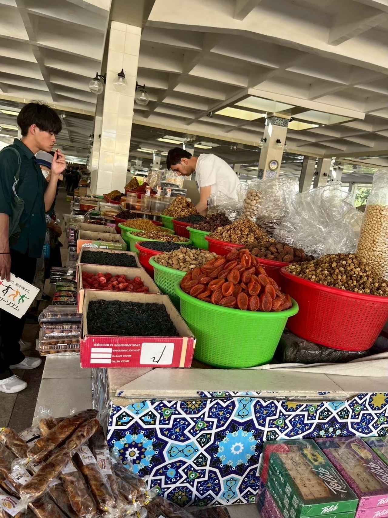 画像: お買い物の様子／モデルは弊社添乗員です