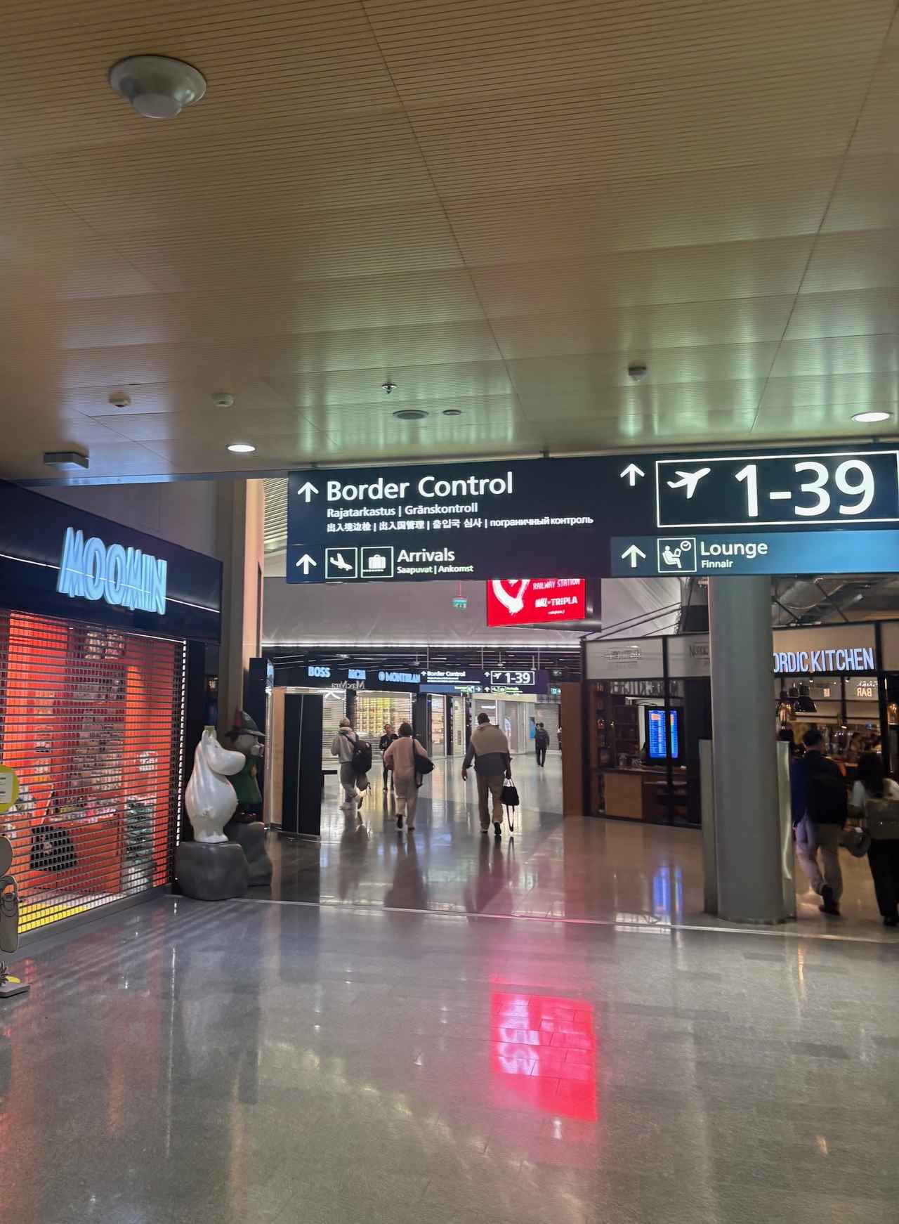 画像: 写真はイメージです Finnairのラウンジはこのムーミンショップの少し先で右折して、看板に従いエスカレータを上がるとあります。写真はシェンゲンエリアのラウンジの看板ですが、非シェンゲンエリアにもゲート52の近くにビジネスクラスラウンジがございます。