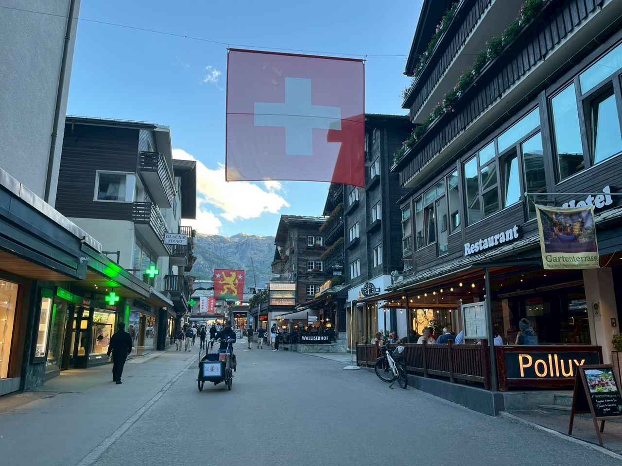 画像: ツェルマット・バーンホフ通り（弊社添乗員撮影）