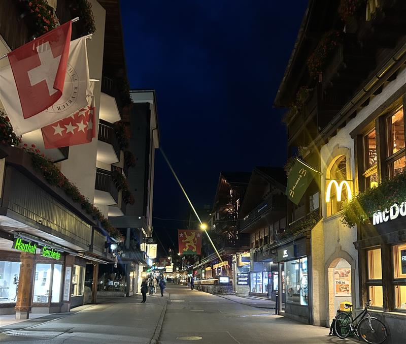 画像: 夜のバーンホフ通り（執筆者撮影）