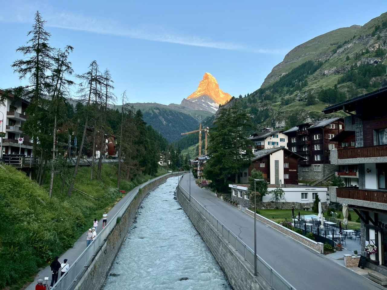 画像: 日本人橋からの朝焼けマッターホルン（弊社添乗員撮影）