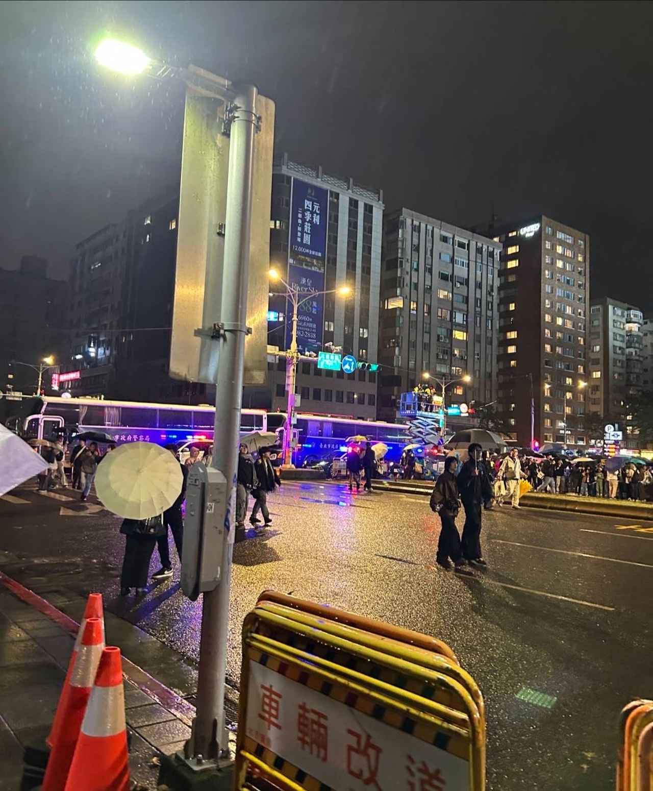 画像: 大通りの様子（弊社スタッフ撮影）