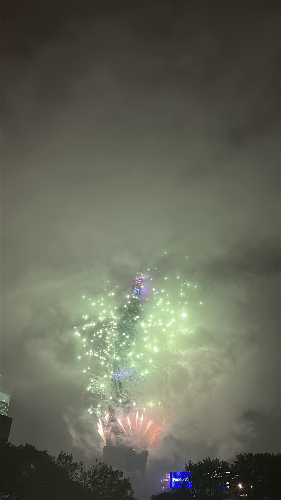 画像1: 国府記念館の広場から見た台北101の花火（弊社スタッフ撮影）