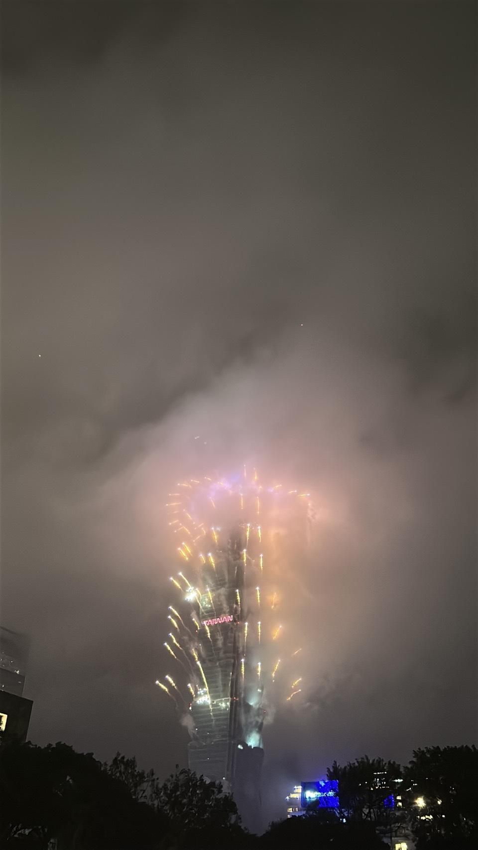 画像2: 国府記念館の広場から見た台北101の花火（弊社スタッフ撮影）