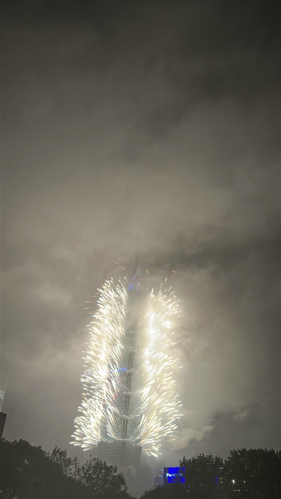 画像3: 国府記念館の広場から見た台北101の花火（弊社スタッフ撮影）