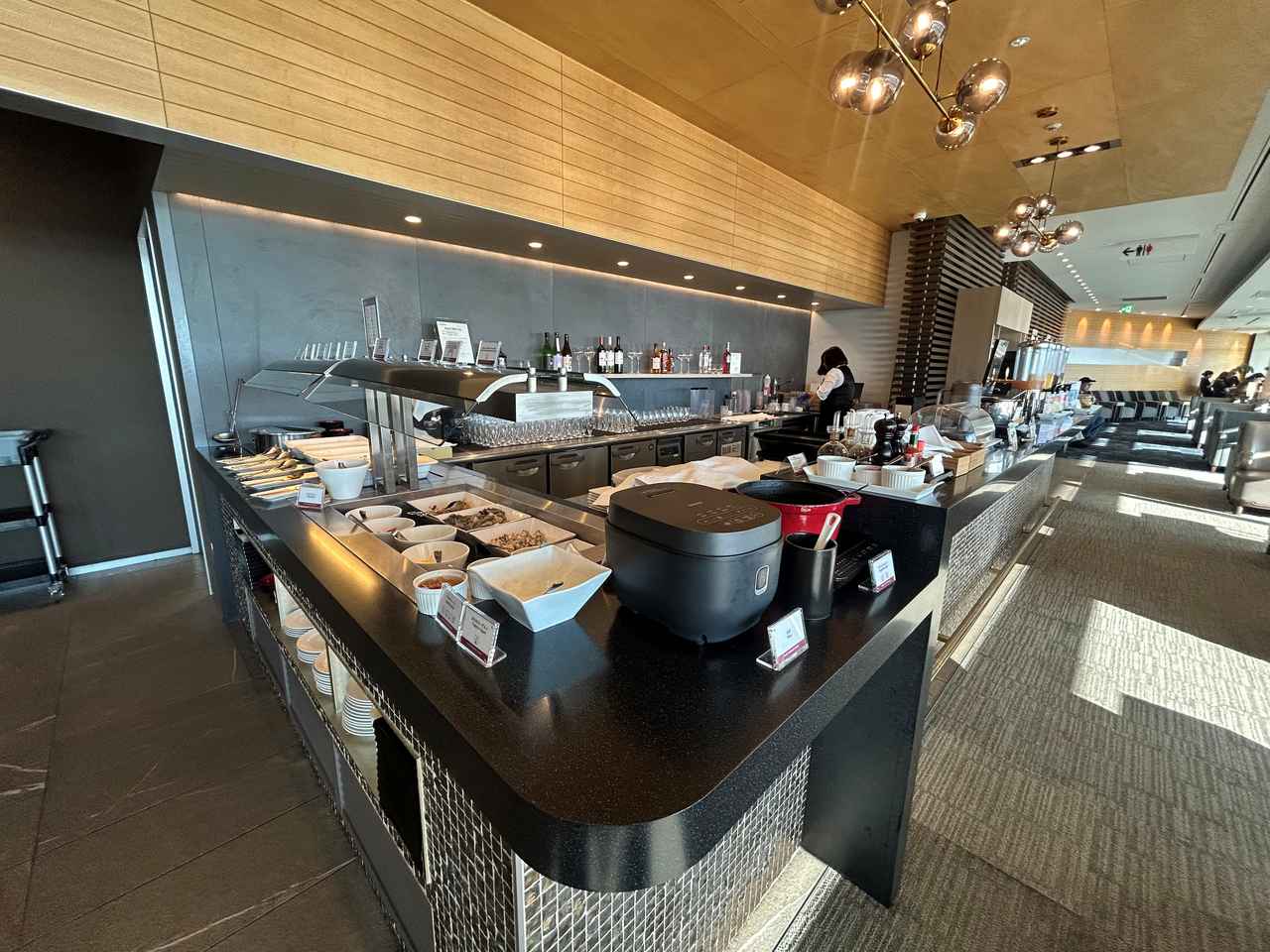 画像: お食事・お飲み物カウンター（弊社スタッフ撮影）