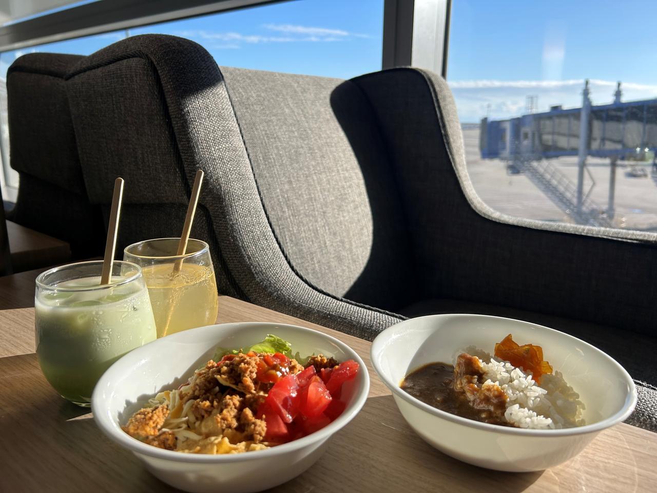 画像: タコライス・カレー・抹茶ラテ・梅ソーダ（弊社スタッフ撮影）