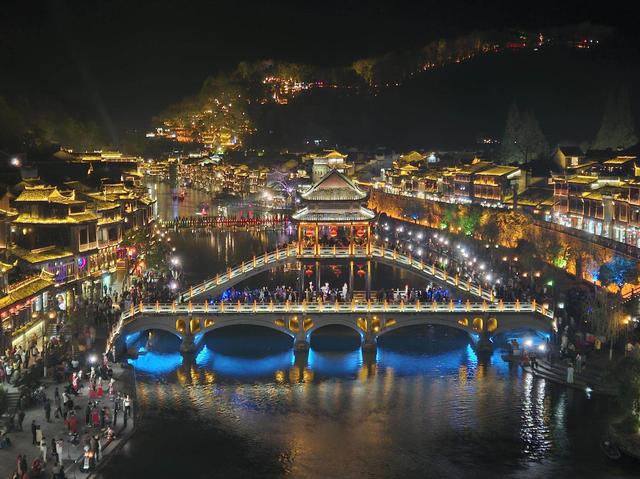 絵画・「世界遺産・武陵源」真作 世界遺産】武陵源の自然景観と歴史地域とは？｜奇岩の柱が林立する自然