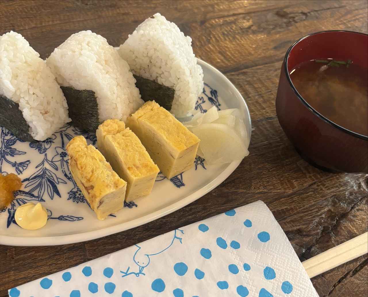 画像: (かもめ食堂：おにぎりセット／筆者撮影)