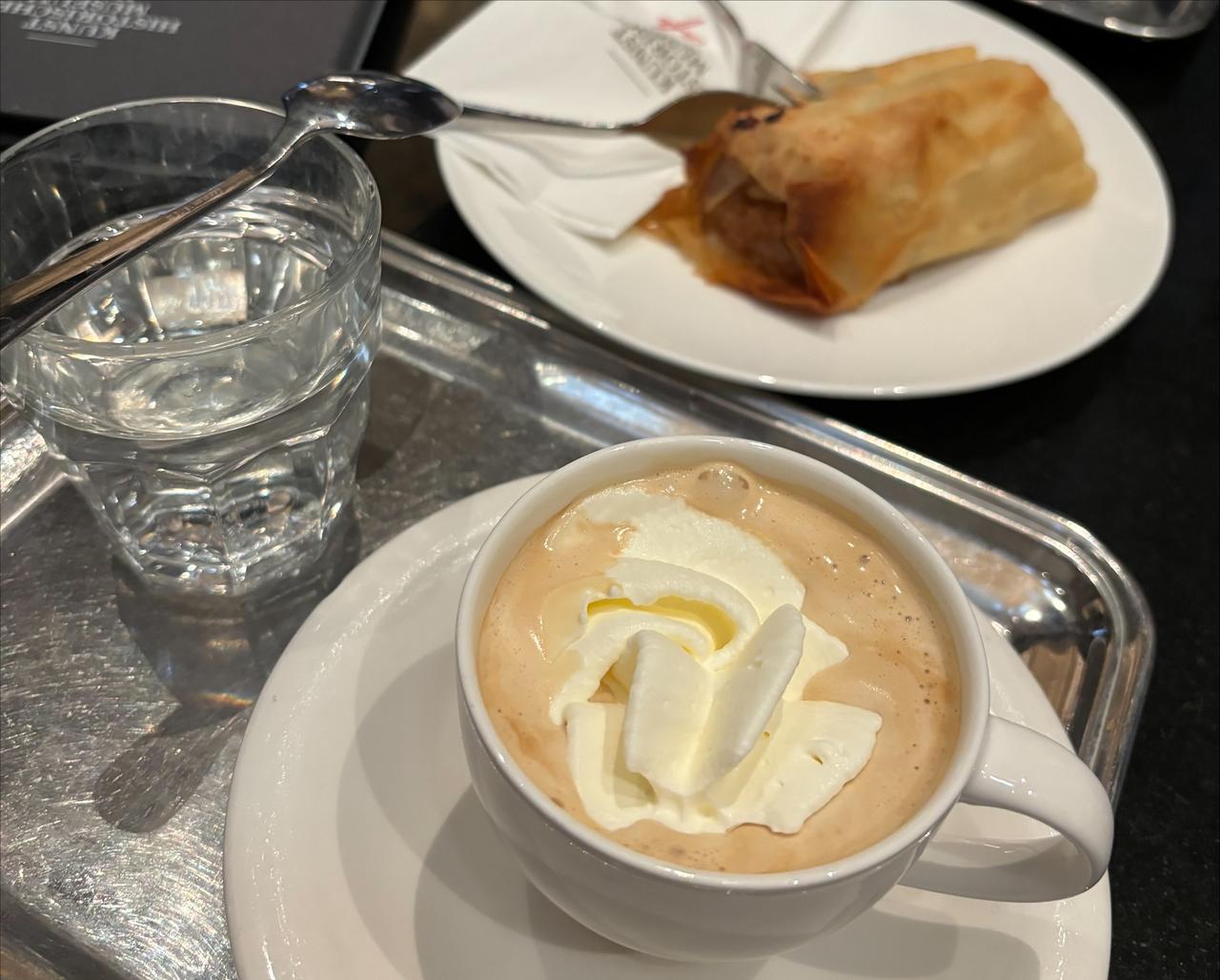 画像: （アプフェルシュトゥーデルとアインシュペンナー／筆者撮影）