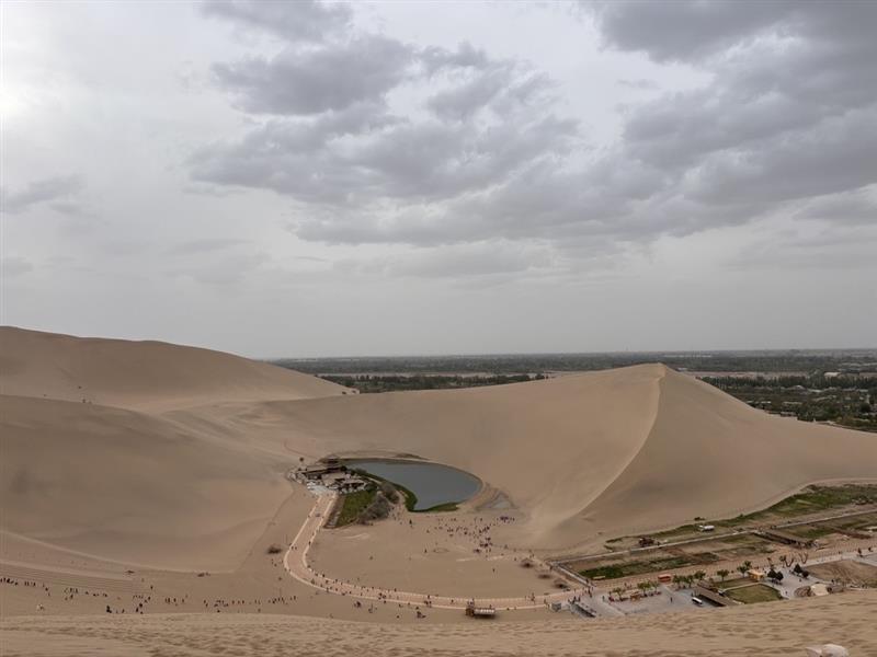 画像: 月の形をした鳴沙山月牙泉（2025年4月 弊社スタッフ撮影）