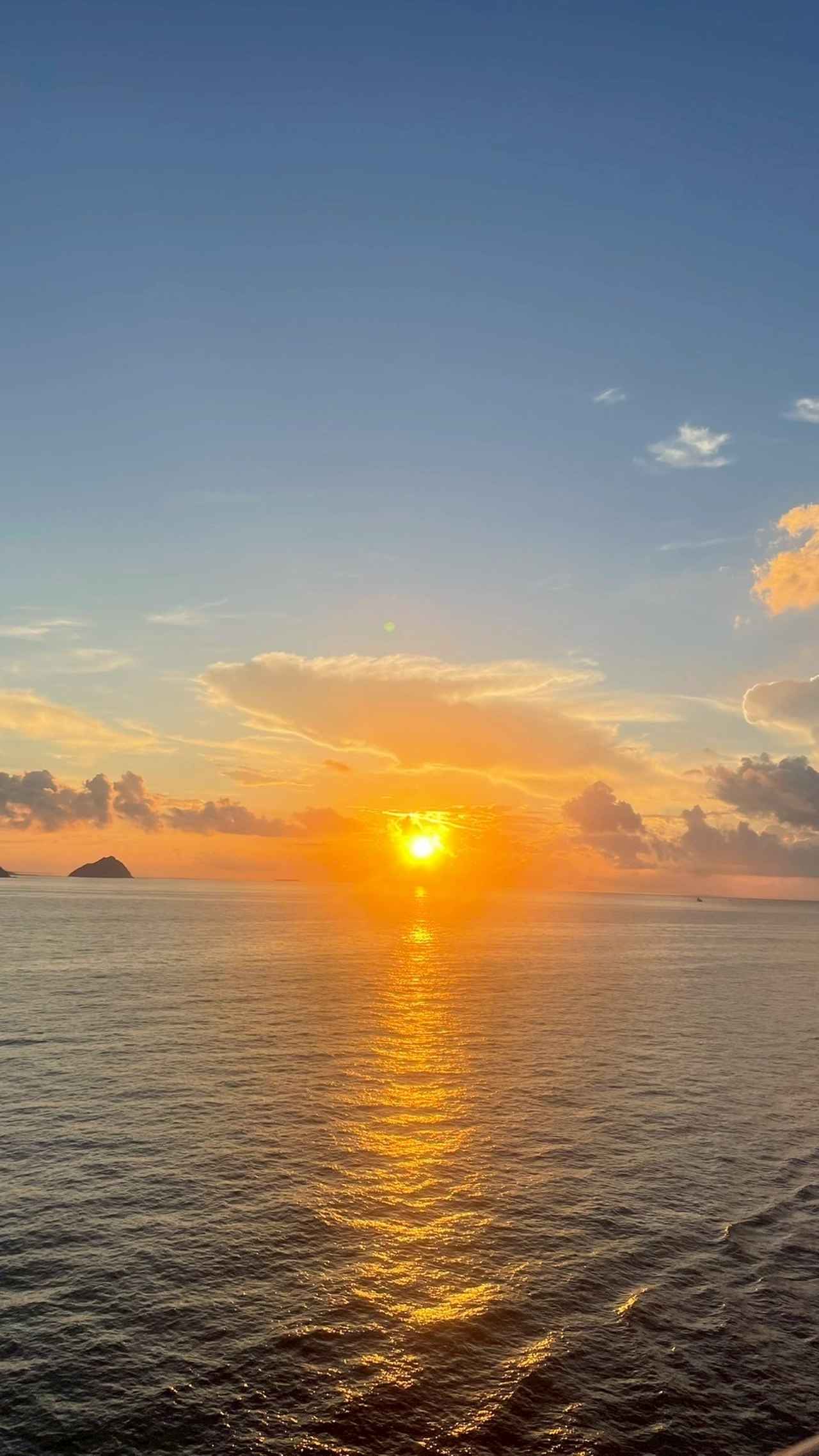 画像: 船上から見る朝日（筆者撮影）