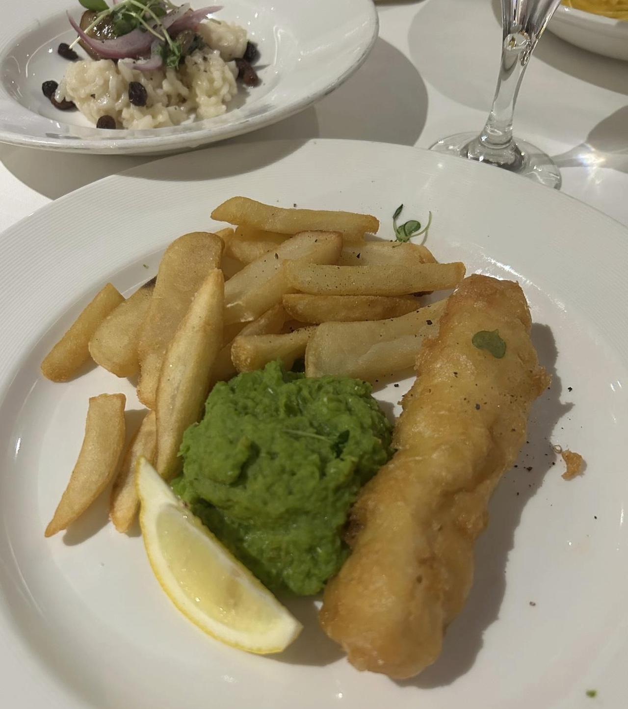 画像: フィッシュアンドチップス（コース料理一例）筆者撮影