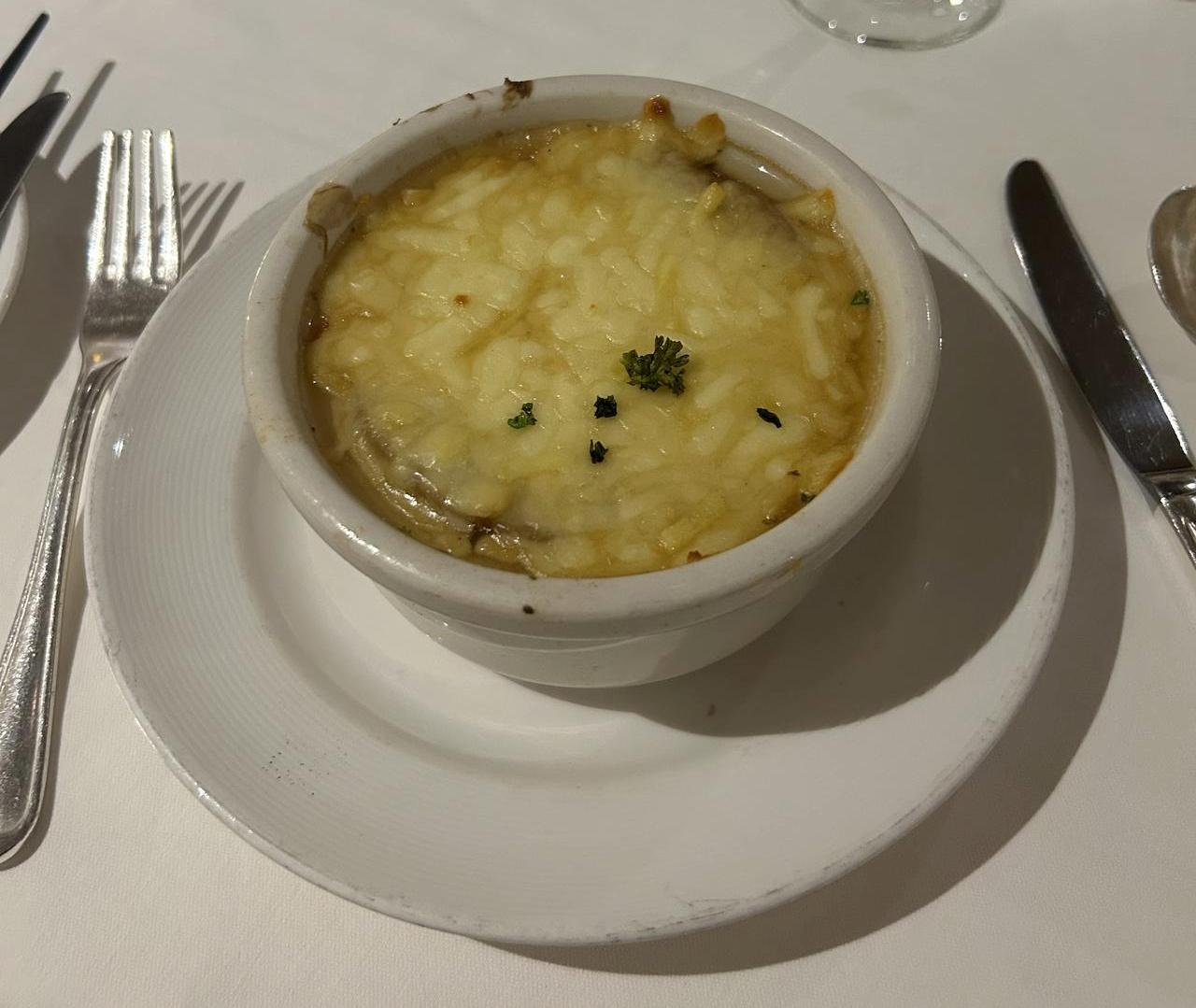 画像: オニオングラタンスープ（コース料理一例）筆者撮影