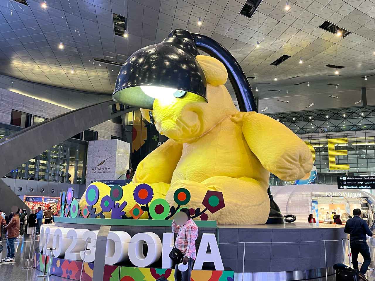 画像: ドーハ国際空港内の黄色いテディベア（イメージ）