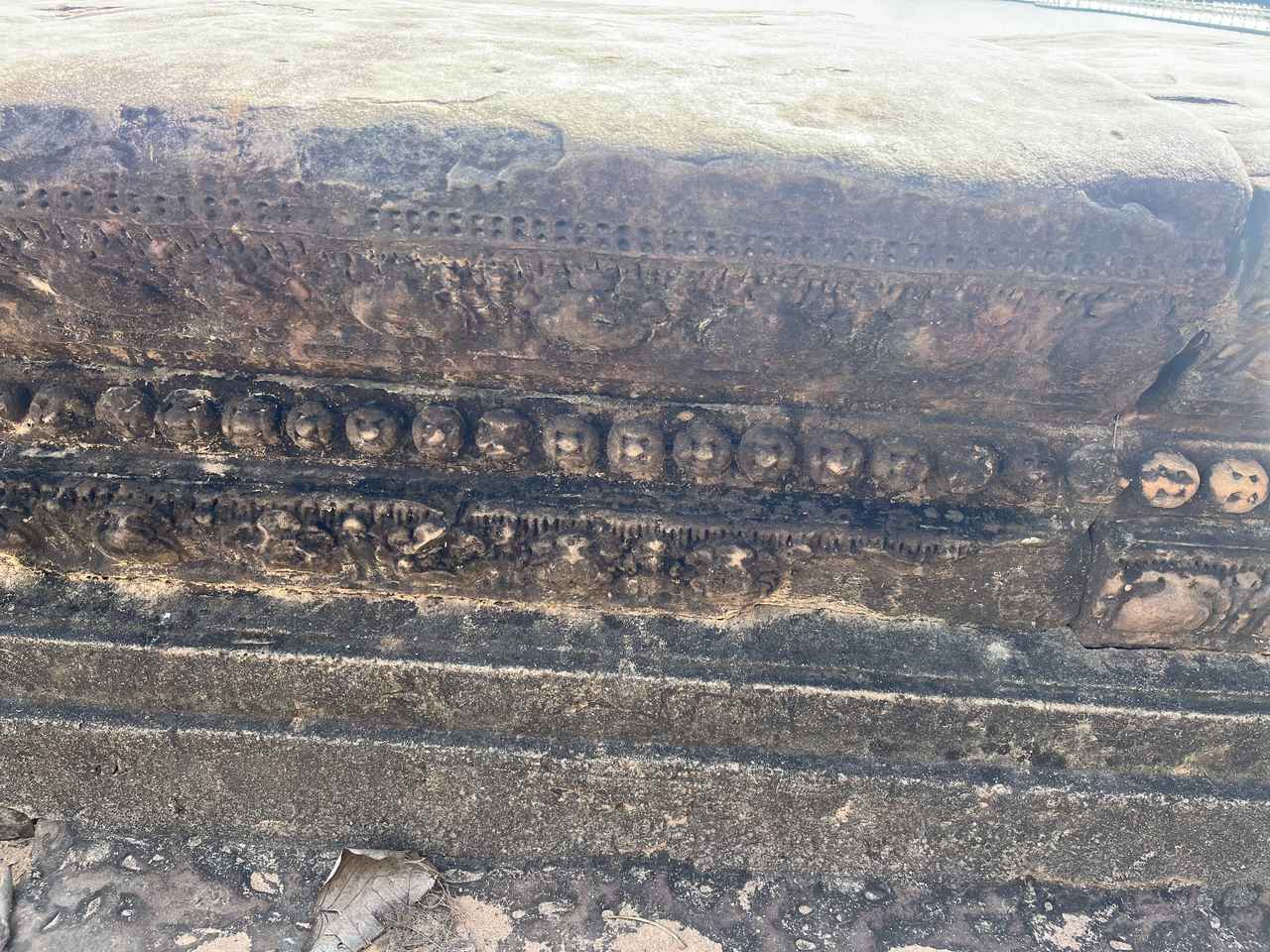 画像: アンコールワット蓮の花の彫刻(2025年11月弊社スタッフ撮影)