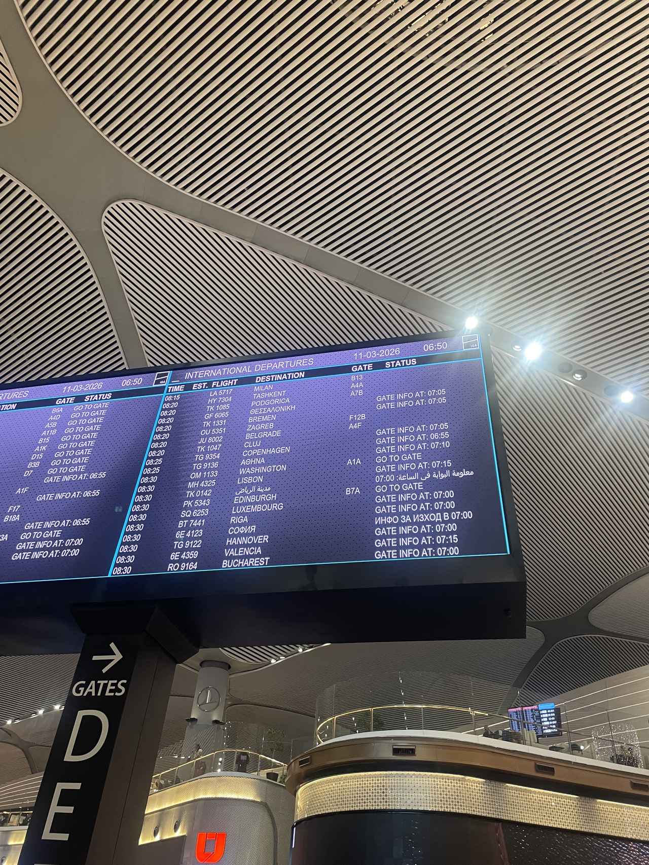 画像: イスタンブール国際空港の電光掲示板（筆者撮影）