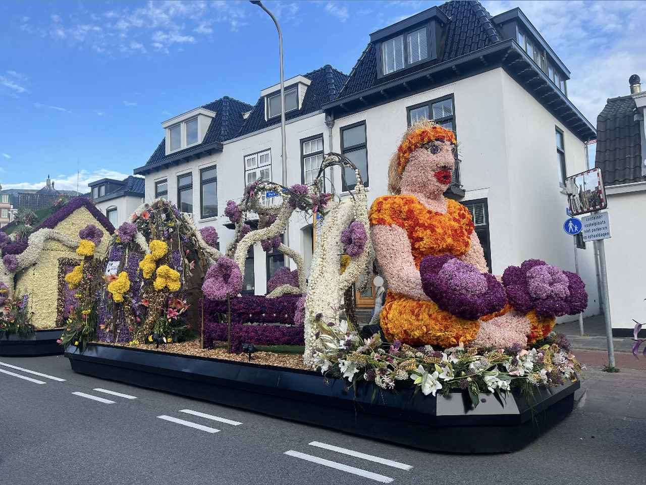 画像: 回転する花の人形と花装飾の家が一体となった迫力あるフロート（2026年4月 弊社スタッフ撮影）