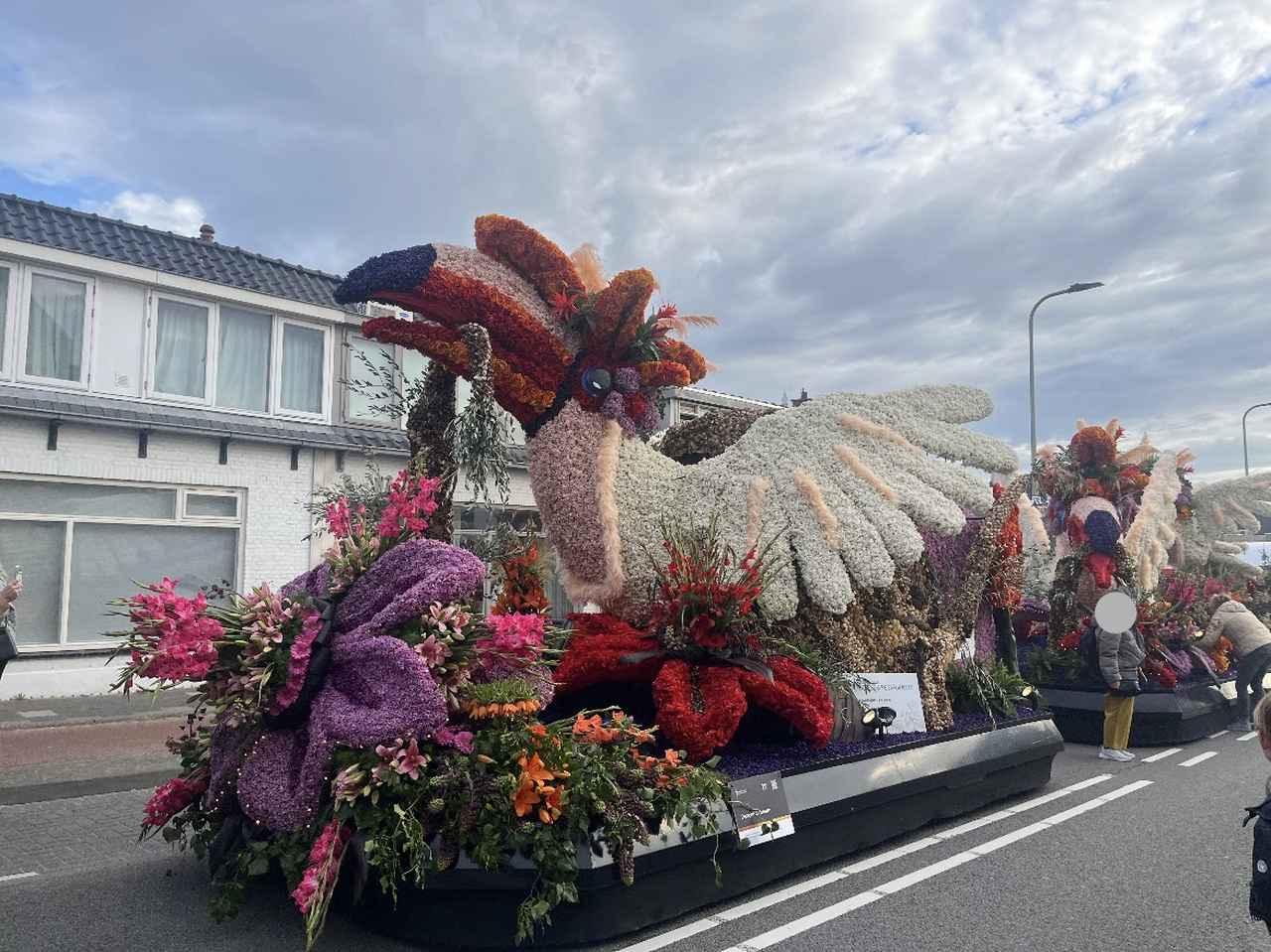 画像: 色鮮やかな鳥をかたどったフロート（2026年4月 弊社スタッフ撮影）