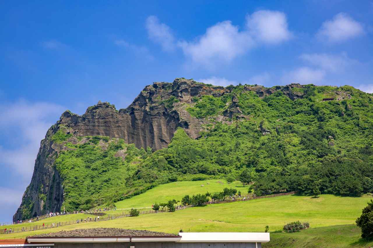 画像: 【世界遺産】城山日出峰（PIXTA）