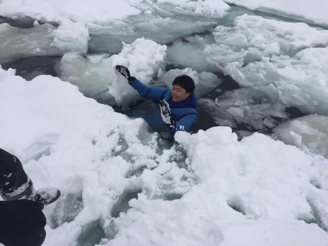 画像: 流氷の割れ目にある海に入ってもドライスーツで寒くない不思議な体験♪