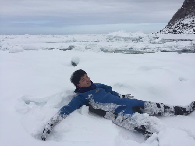 画像: 誰も触れていない流氷に積もった雪の上にもゴロり