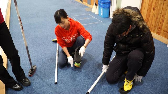 画像: どんな流れでカーリング体験をするの? ①氷の上を歩いてみよう