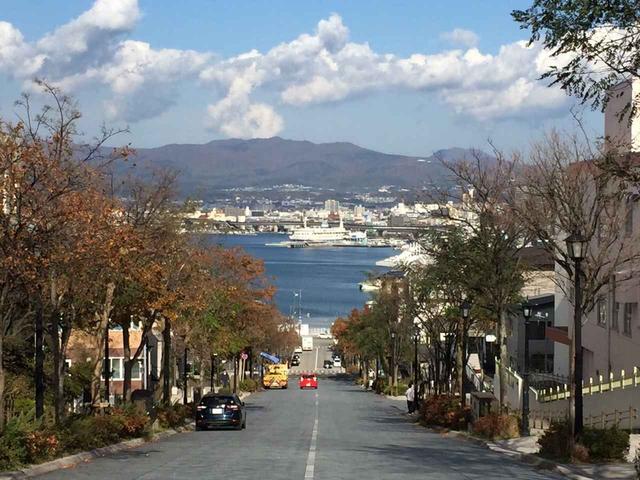 画像: 函館元町の絶景・八幡坂も秋模様でした。