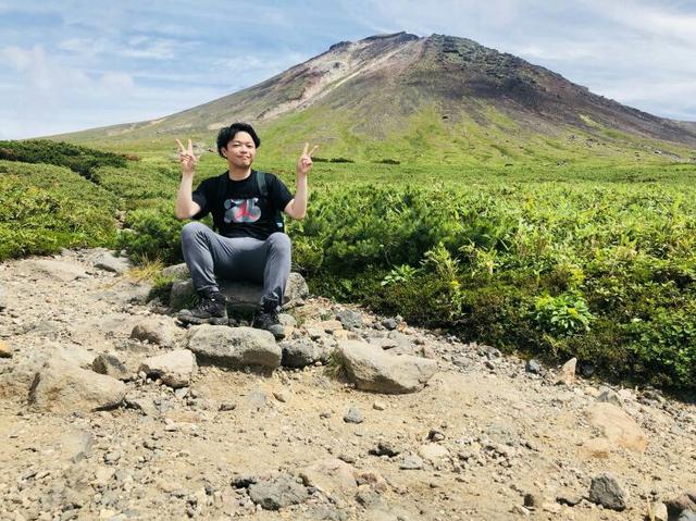 画像: 旭岳と私。気温が高かったのでフリースやカッパはカバンの中に入れていきました!