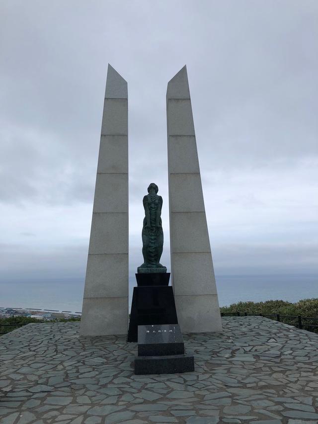 画像: 「稚内公園」 樺太(からふと)への望郷の念と、そこで亡くなった人の霊を慰めるために作られた氷雪の門など見物。晴れた日には樺太の島影も見えます