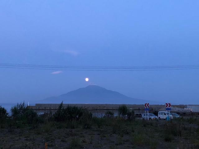 画像: 夜は満月で宿の前から利尻山が綺麗に見れました♪