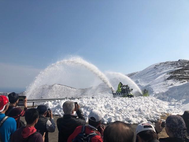 画像: 知床峠にて、徐雪作業風景の見学