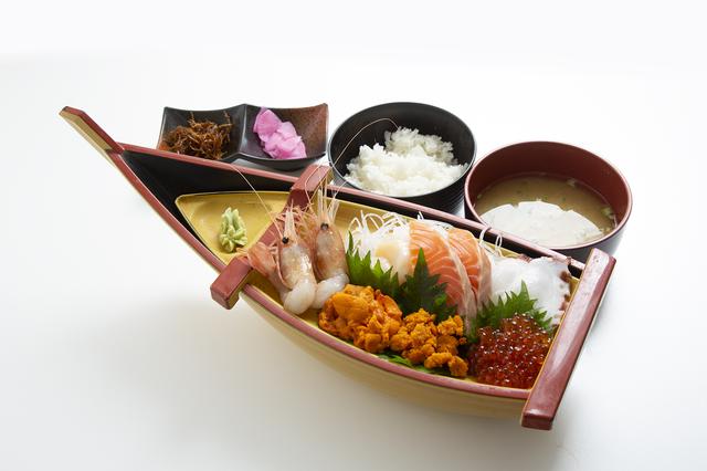 画像: 礼文島・漁協直営店で舟盛御膳の昼食(イメージ)