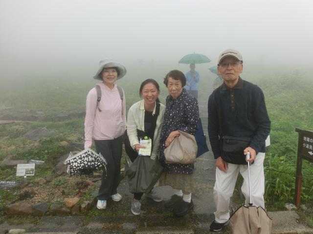 画像: K様ご夫婦(両端)&中央O様と一緒に撮影