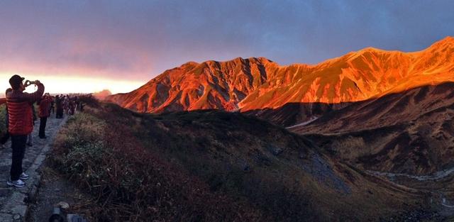 画像: ホテルスタッフの案内を聞きがら散策する夕方の室堂