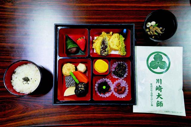 画像: 広間で精進料理のお弁当をいただきます。 食事の前には食作法(じきじさほう)を行います。