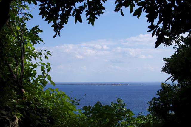 画像: 斎場御嶽より望む久高島の景色【OCVB提供】