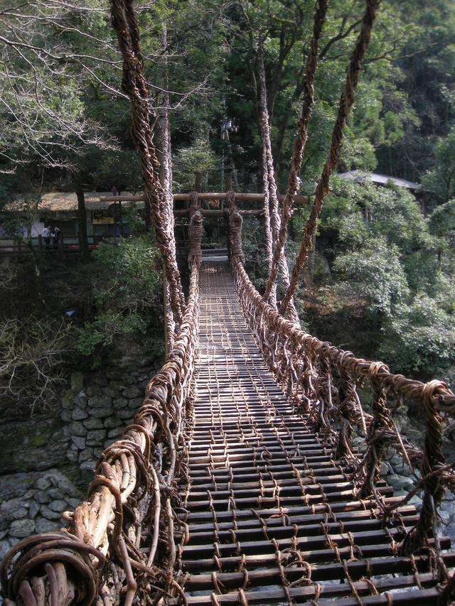 画像: 日本三大奇橋のひとつ「祖谷のかずら橋」(徳島)