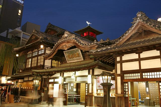 画像: 国の重要文化財・温泉街のシンボル「道後温泉本館」(愛媛)