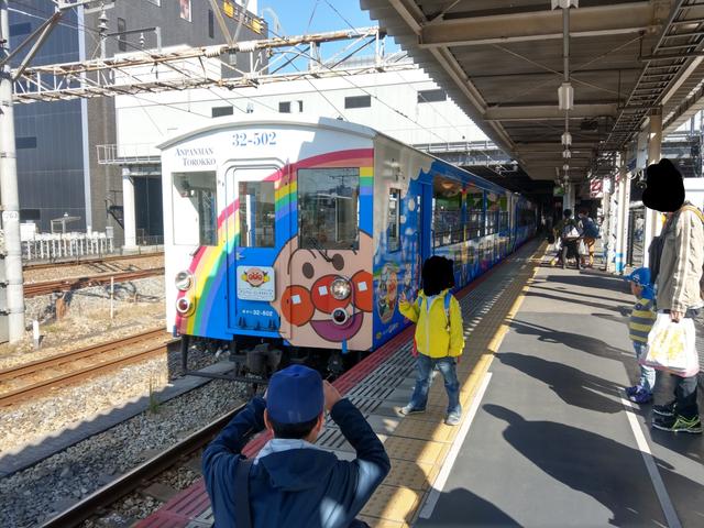 画像: 瀬戸大橋を走る観光列車「瀬戸大橋アンパンマントロッコ」