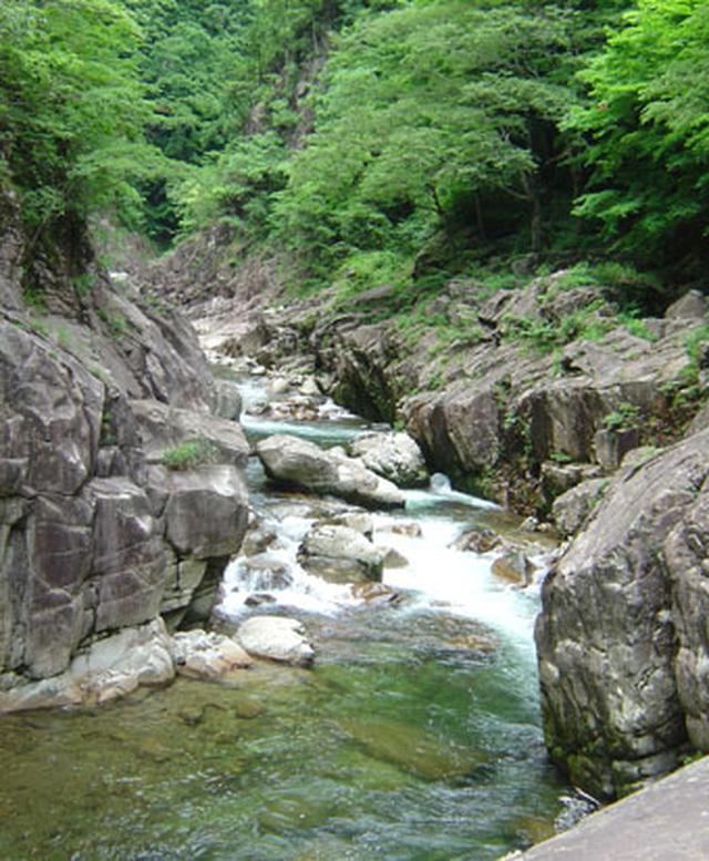 画像: 入口より徒歩約30分・石樋(いしどい) 流紋岩の河床が200mにわたり続いている (イメージ)