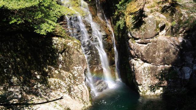 画像: 入口より徒歩約10分・姉妹滝 水量の増減で滝の本数が変わります 運が良ければ虹が見られることも! (イメージ)